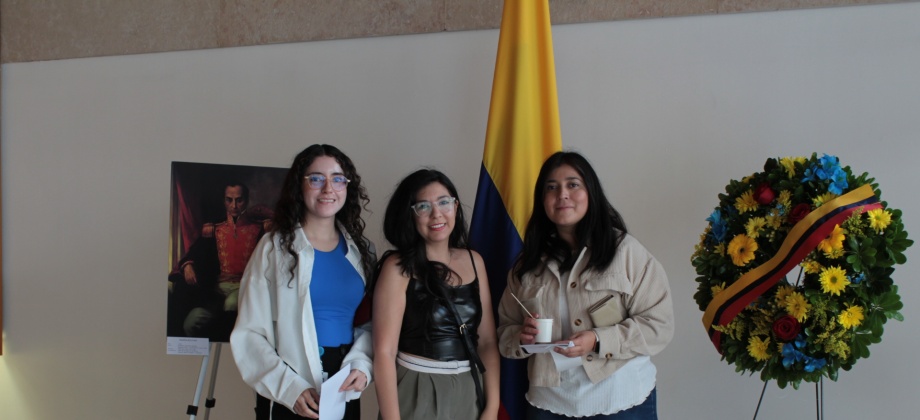 "Tomémonos un tinto y aprendamos juntos sobre el 7 de agosto en Colombia" fue la actividad organizada por el Consulado en Guadalajara